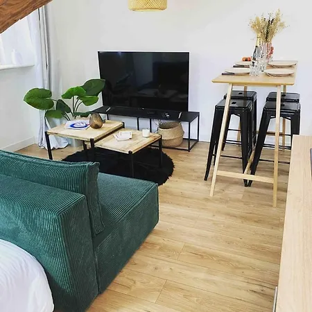 아파트 Beautiful Refurbished Cozy *